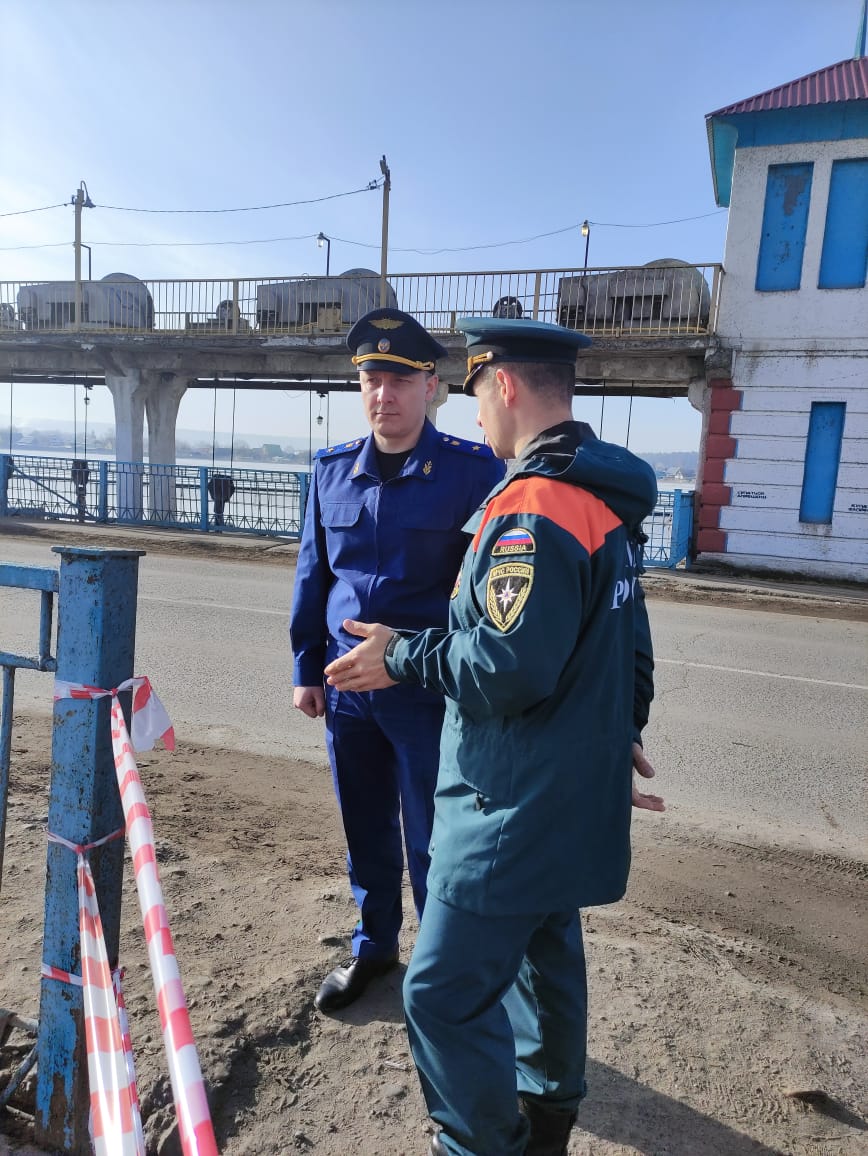 Прокурор Алтайского края Антон Герман  оценил состояние гидротехнического сооружения  на реке Касмале в Павловском районе.