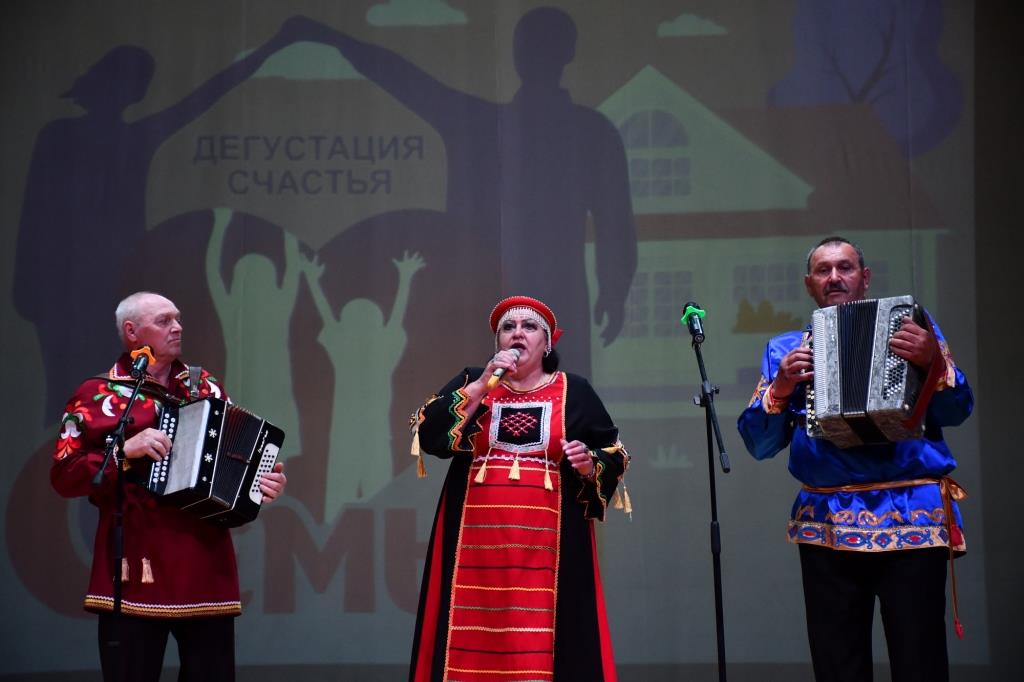 17 мая в селе Веселоярск  Рубцовского района прошел краевой фестиваль семейного творчества «СемьЯ. Дегустация счастья», приуроченный к Международному дню семьи..