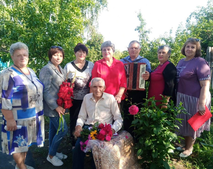 3 сентября в Алейском районе поздравили очередного юбиляра. 90-летие отметил ветеран труда, житель села Моховское Романюк Иван Данилович.. 3 сентября в Алейском районе поздравили очередного юбиляра. 90-летие отметил ветеран труда, житель села Моховское Романюк Иван Данилович..